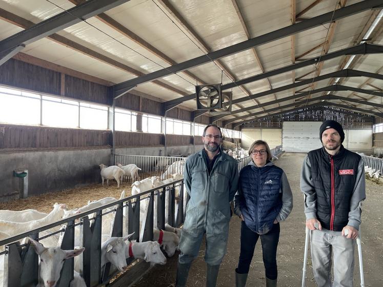 Nicolas, Blandine et Thibaut Augereau dans la chèvrerie construite en 2021.