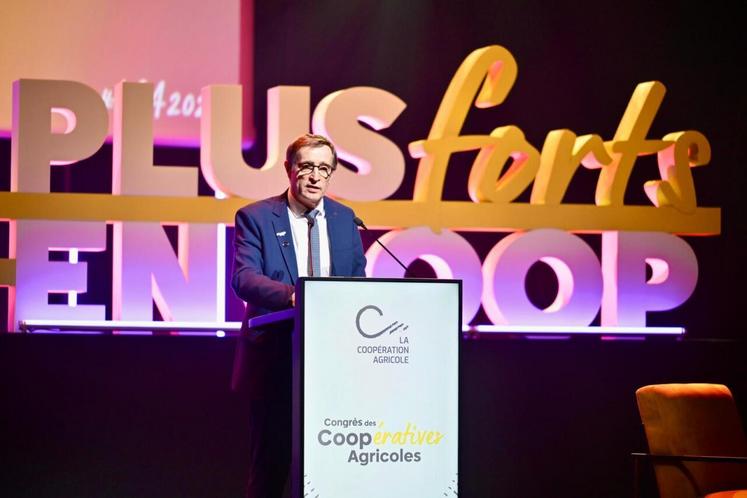 Dominique Chargé, président de la Coopération agricole, et à droite, la ministre de l'Agriculture, Annie Genevard et le grand témoin du congrès Jean-Dominique Sénard, président de Renault.
