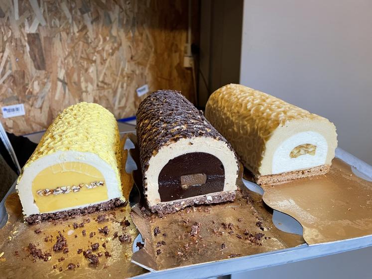 Pour les fêtes, l'artisan glacier, qui s'est aussi formé à la pâtisserie, prépare un assortiment de trois bûches : à base de sorbet passion, de chocolat noir et cacahuète, et tatin. Gelati Ghizzoni est présent sur Facebook et Instagram. 