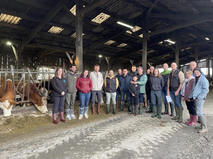 Une vingtaine de personnes ont visité l'exploitation de Mathieu Cadeau.