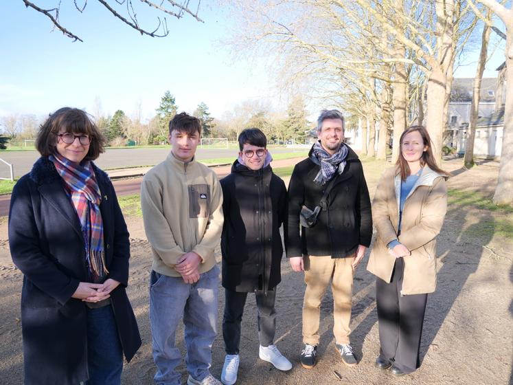 Mélissa Trouillard, formatrice en ESC, Lino Brunet et Sacha Guesneau, apprentis en Bac professionnel Aménagement paysager, Guillaume Lebrun, enseignant en ESC, et Chloé Jollivet, responsable des filières professionnelles. L'organisation du festival implique 130 jeunes, de 6 classes. 