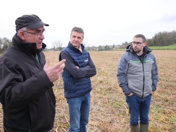 Jean-Marie Rousteau et David Métivier, agriculteurs engagés dans l'agriculture de régénération et Gabriel Rousseau, technicien-conseil Terrena, sur l'exploitation de Jean-Marie Rousteau. 