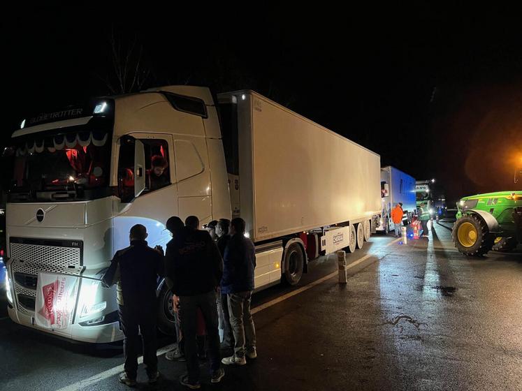 Des contrôles des camions ont été effectués mercredi soir au rond-point de la Renaissance à Segré, à l'initiative des la FDSEA et des JA.