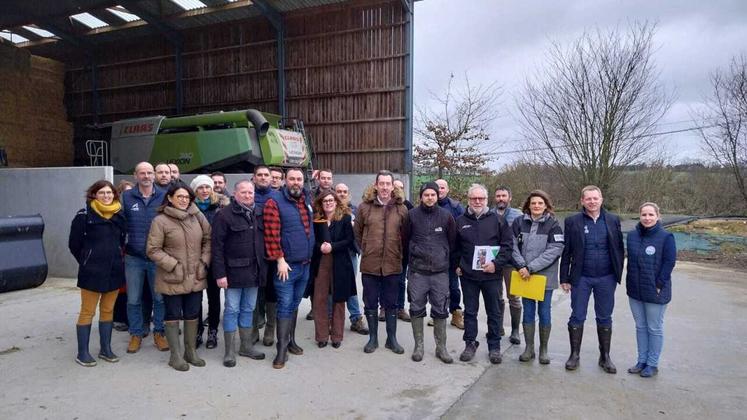 Les représentants de la FRSEA Pays de la Loire et des Jeunes Agriculteurs ont rencontré le préfet de Région le 26 janvier, à l'occasion d'une visite de l'EARL de la Touche, à Longuenée-en-Anjou, pour aborder la question sensible du classement des zones humides. 