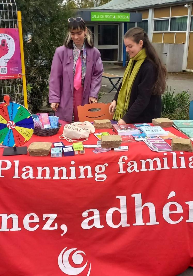 Au programme des Ponts de Scène, des concerts de musiques actuelles avec deux artistes professionnels, une banda, des prestations amateurs d'élèves, mais aussi une web radio, et aussi des stands avec un certain nombre d'associations, comme le Planning familial. 