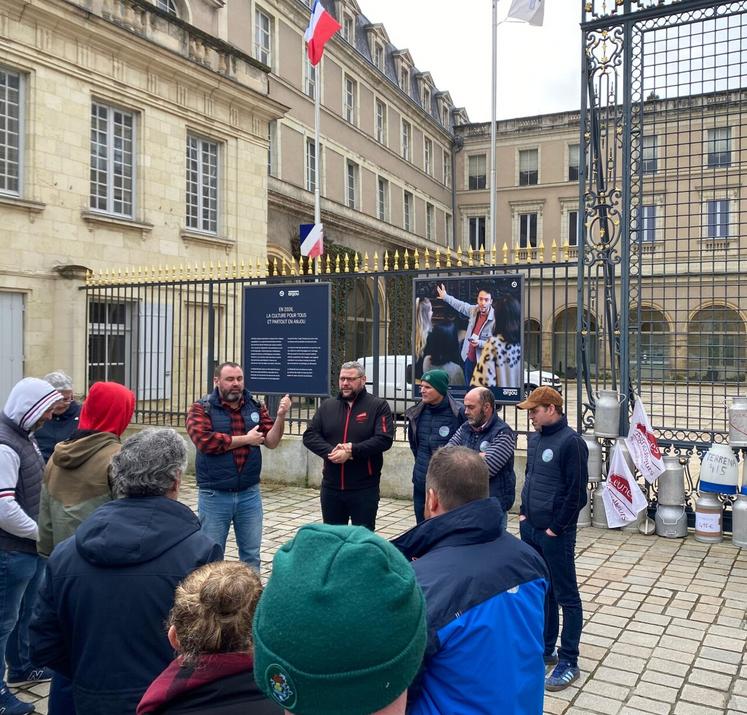 Une quarantaine d'adhérents FDSEA / JA ont manifesté devant la Préfecture d'Angers ce mercredi 11 février.