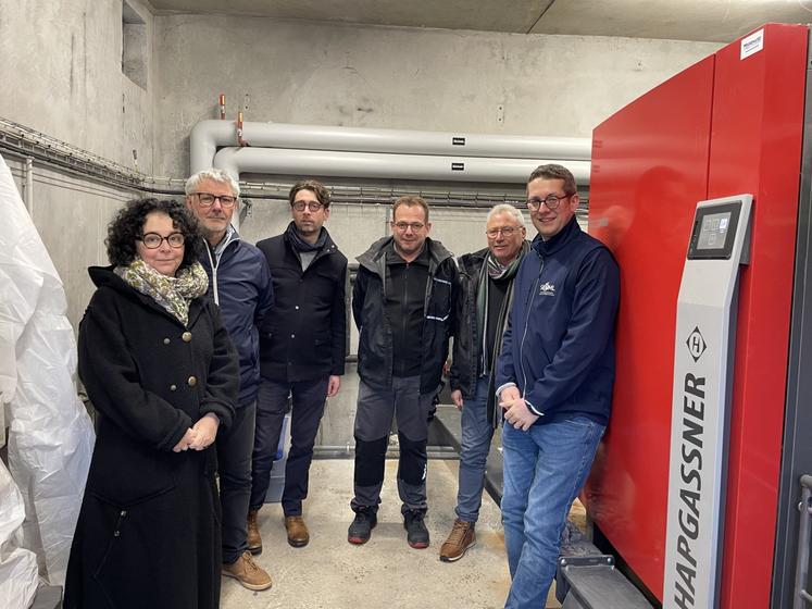 Sylvie Dieterlen, Denis Asseray, Florent Villepellé et Pierre Uzureau ont visité le local technique abritant la chaudière bois du réseau de chaleur de l'Ehpad.