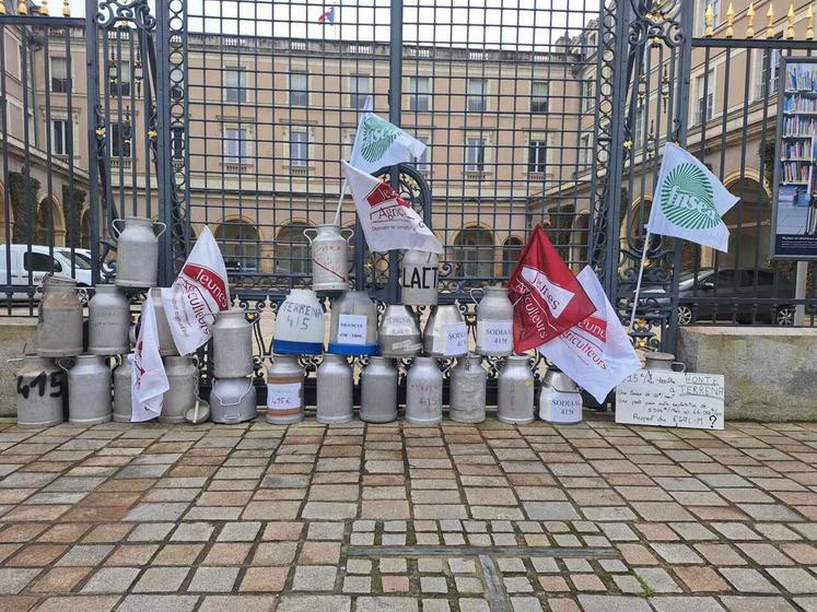 Les agriculteurs présents ont érigé un « Mur du mépris » à l'aide de bidons à lait devant les grilles de la Préfecture.