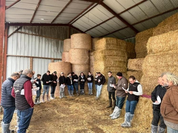 Une trentaine de personnes a visité l'élevage de Gilles Onillon. L'éleveur a présenté Roxane et deux de ses filles ainsi que Gentille, la meilleure laitière du troupeau.