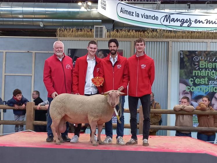 En Rouge de l'Ouest, le Gaec Charbonnier (Montilliers) remporte le 1er prix de section en antenais.