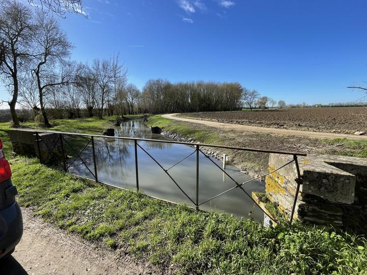 Après restauration, les pentes sont adoucies et la végétation taillée.