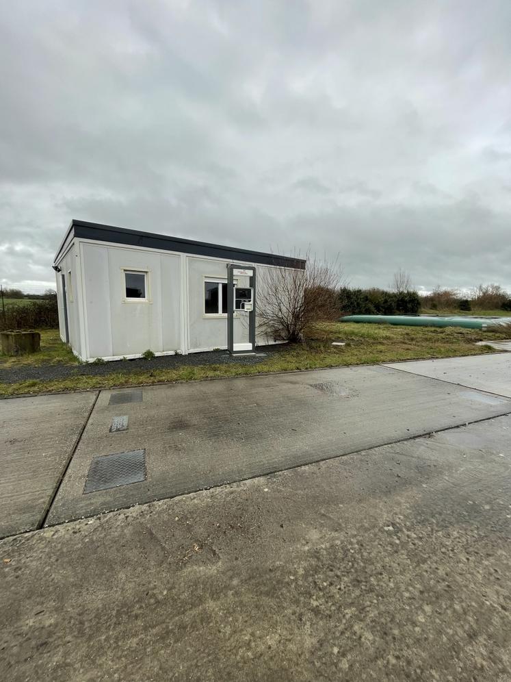 Le site, classé ICPE, possède une réserve d'eau, non loin du pont bascule récemment rénové et équipé d'une borne pour un passage autonome des transporteurs.