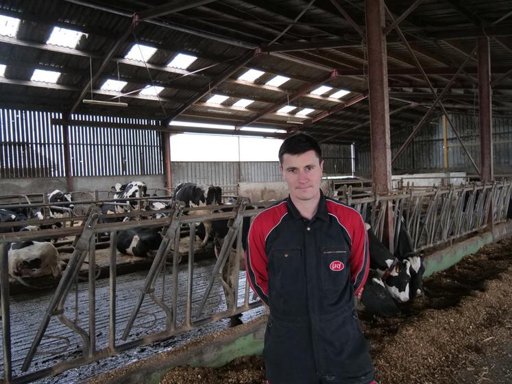 François Cesbron dans son bâtiment vaches laitières, dont le sol a été aménagé en tapis rainurés. 