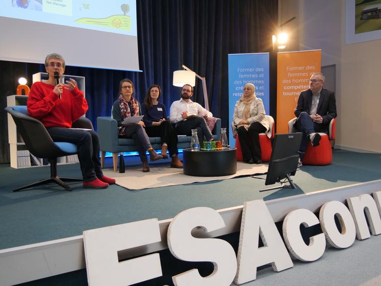 Bertille Thareau a animé la table ronde qui réunissait Léa Sénégas, Éléonore Schnebelin, Stéphane Chapuis, Maha Ben Jaballah et Jean-Luc Matin.