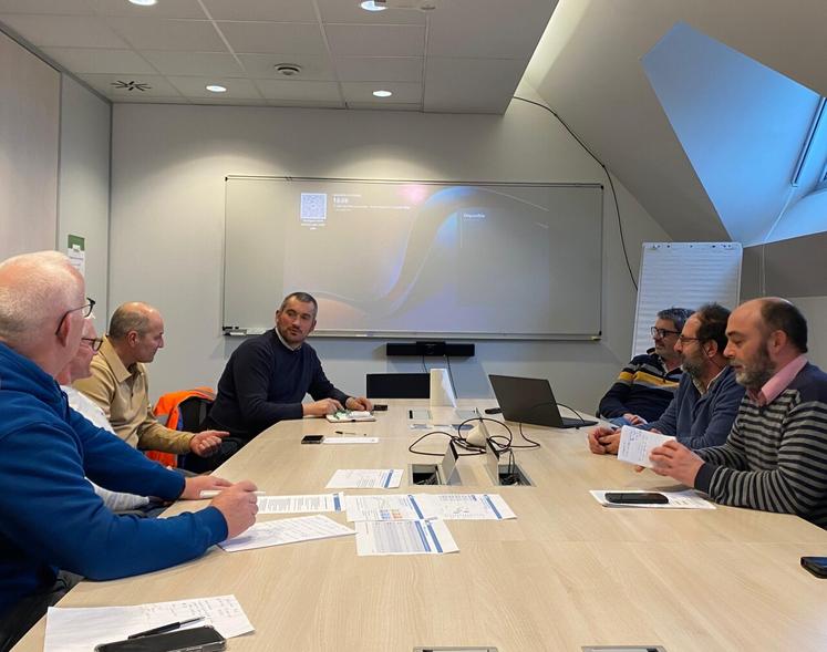 Les responsables FDSEA-JA ont pu échanger en toute transparence avec les élus de Terrena Lait.