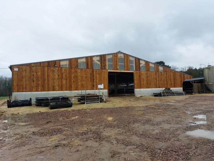 Construite par la société Trillot, la stabulation mesure 32 m de façade sur 36 m de longueur.