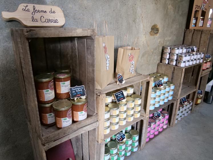 La viande produite sur la ferme est aussi transformée en conserves.