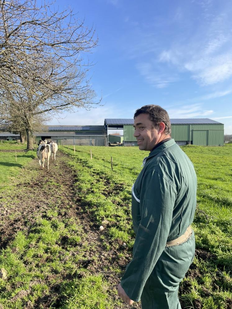 Lundi 2 mars est le premier jour de sortie à l'herbe de son troupeau laitier. Grâce à un parcellaire groupé et à proximité de la stabulation, les vaches profitent du pâturage quasiment toute l'année.