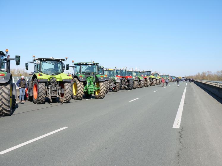 100 tracteurs, 170 manifestants sur le pont de la Loire