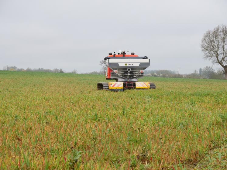 La dameuse aménagée de la SARL Guillot passe dans les terrains chargés en eau, sans les abîmer. En bas à droite, le gérant Damien Guillot et le chauffeur-mécanicien Théo Houdmon. 