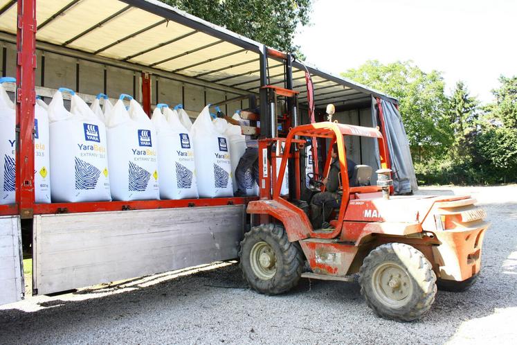 Livraison d'engrais conditionné en big bag dans une exploitation agricole. 