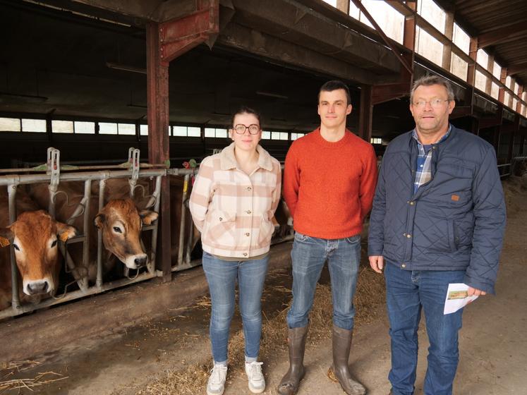 Laetitia Charbonnier, qui prépare son installation pour le 1er janvier 2027, Alexis, installé en 2017 et son père Philippe, installé en 1990.