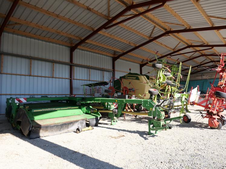 Le matériel de fenaison est abrité sous le nouvel hangar de stockage, équipé de panneaux photovoltaïques en toiture.