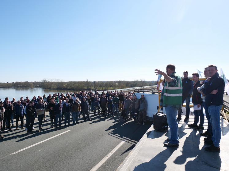 Sur le pont de la Loire, une centaine de tracteurs et 170 adhérents de la FDSEA et de JA49 ont bloqué la circulation pendant plusieurs heures, mardi 3 mars.