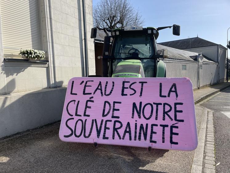 A l'entrée de l'assemblée générale, ce slogan annonçait la mobilisation de mardi 3 mars sur le pont de la Loire (lire p.3).