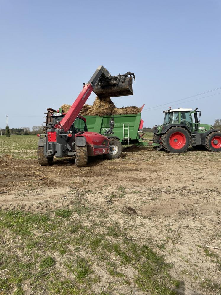 Jeudi 5 mars, à la Couetterie, les chantiers d'épandage commencent.
