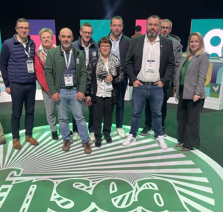 La délégation du Maine-et-Loire au 80e Congrès de la FNSEA à Caen. Arnaud Rousseau (en haut à droite) et le Conseil d'administration FNSEA renouvelé (en-dessous).
