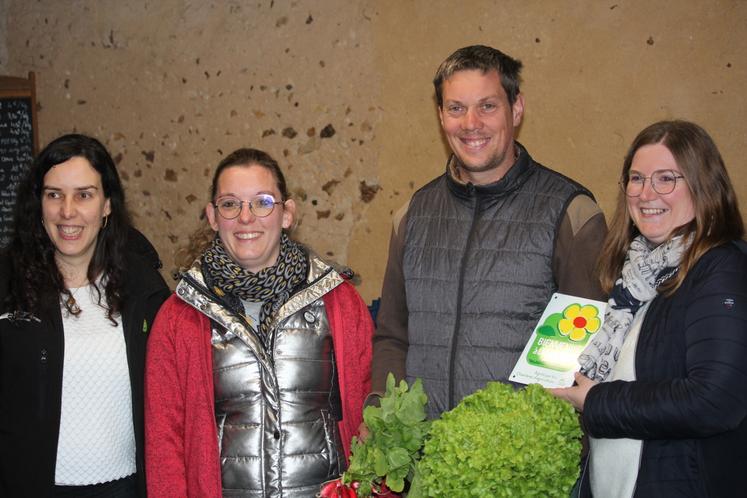 De g. à d. : Céline Bonnier, animatrice du réseau Bienvenue à la Ferme ; Ophélie Pelletier (Distillerie Pelletier, La Chapelle Huon), membre du réseau qui a remis la plaque officielle ; Julien et Aurélie Rousseau.