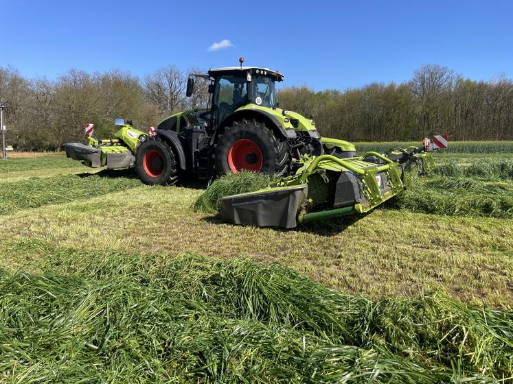 Le groupe de fauche travaille sur une largeur de 9,1m et une hauteur de coupe de 7 à 8 cm.
