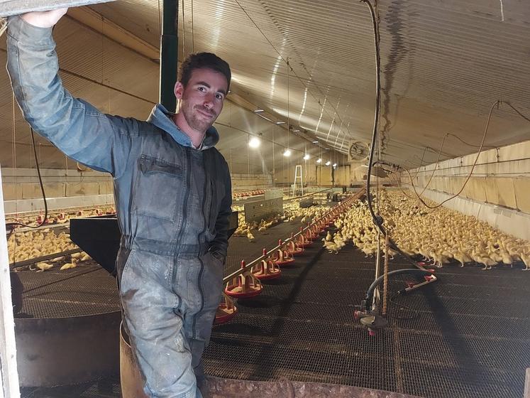 Kenny Braud dans son bâtiment de 660 m² de canard.