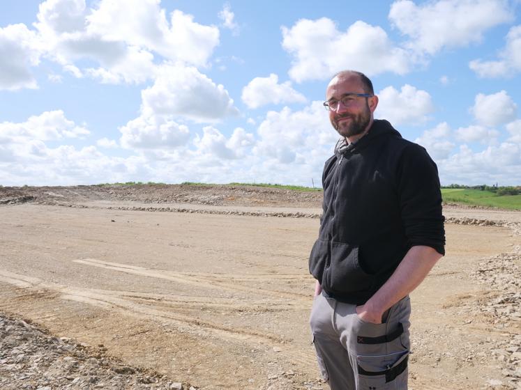 Le terrassement pour le nouveau bâtiment est en cours sur l'exploitation de Matthias Ménard.