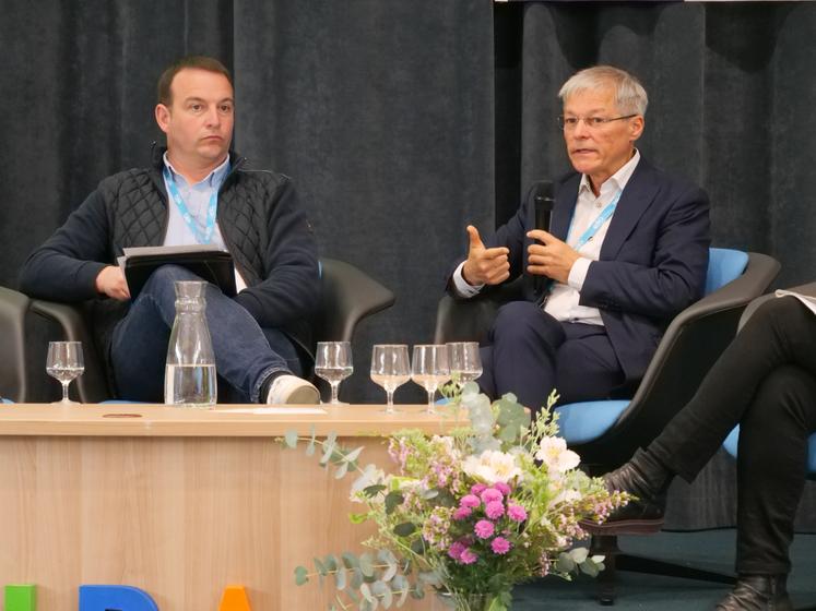 L'ancien commissaire européen a échangé son point de vue avec l'agriculteur de Neuvy-en-Mauges.