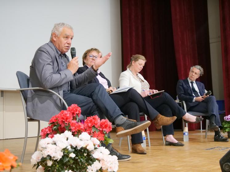 Lors de la table ronde, Raymond Vincent n'a pas hésité à interpeller Christophe Béchu sur la prime donnée aux piégeurs par les communes de l'agglomération d'Angers.