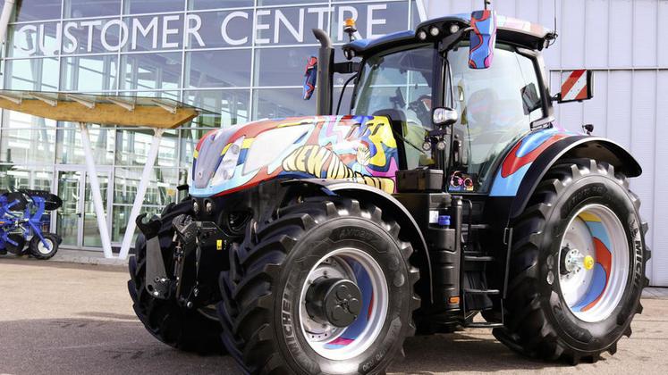 Le tracteur édition spéciale de New Holland qui a inspiré Fanny Sieffert pour la déco intérieure de son C15. Cet exemplaire unique a été créé pour célébrer les 60 ans de la marque, née dans l'usine de Basildon, près de Londres.