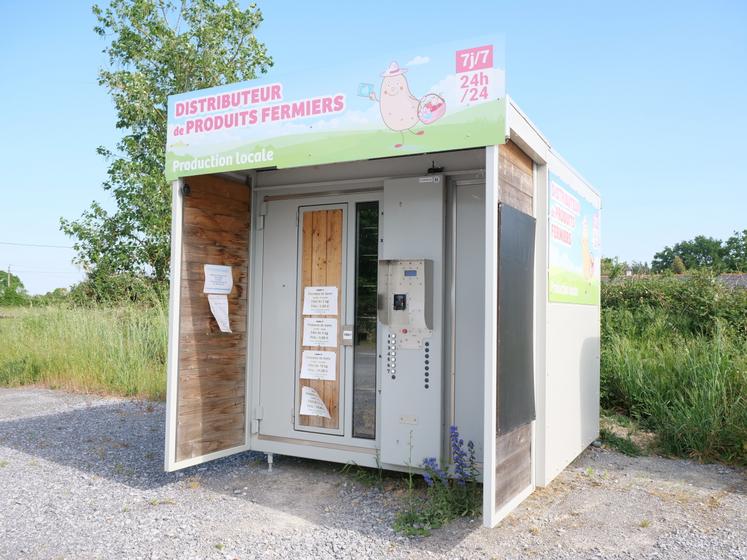 Le distributeur automatique de pommes de terre d'Arnaud Terrien, situé sur l'axe Saint-Germain des Prés- Saint-Georges sur Loire.
