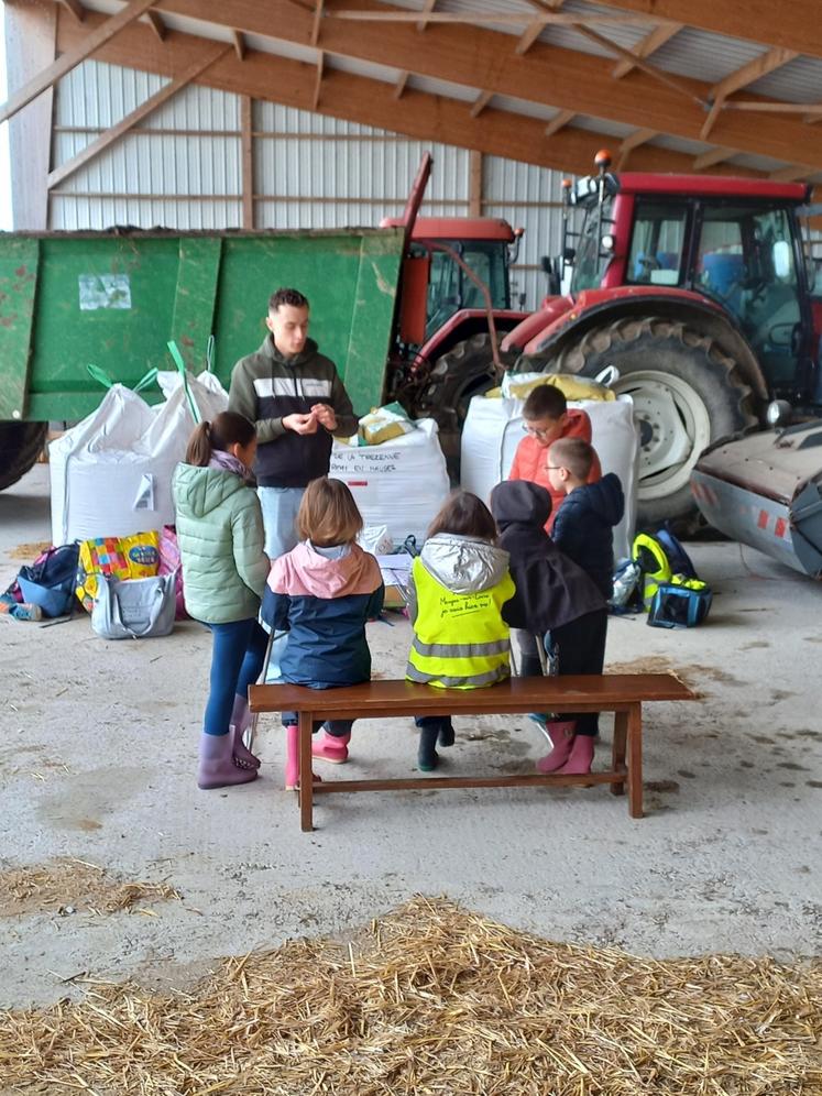 Les élèves de primaire de l'école du Jardin extraordinaire ont été accueillis lundi matin au Gaec de la Trezenne à Saint Rémy-en-Mauges.