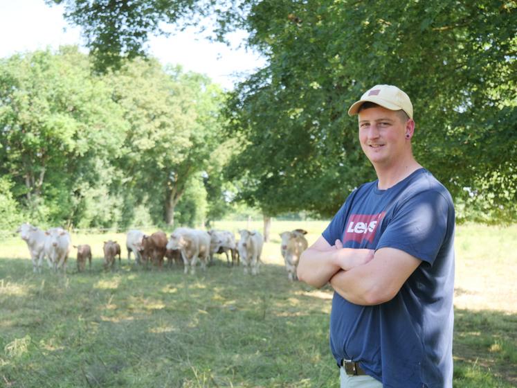 François Becquet conduit un double troupeau de cervidés (35 mères) et de bovins à l'engraissement (110 animaux à l'herbe ) sur une SAU de 90 ha. Il emploie six salariés pour la transformation au labo et la commercialisation de la viande sur l'exploitation et les marchés de producteurs de Verrières-en-Anjou et la ferme angevine. 
