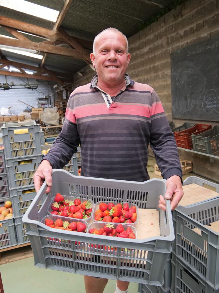 Jean-Noël Chiron a mis en place un système de cagette pour entreposer les fruits dans le camion.
