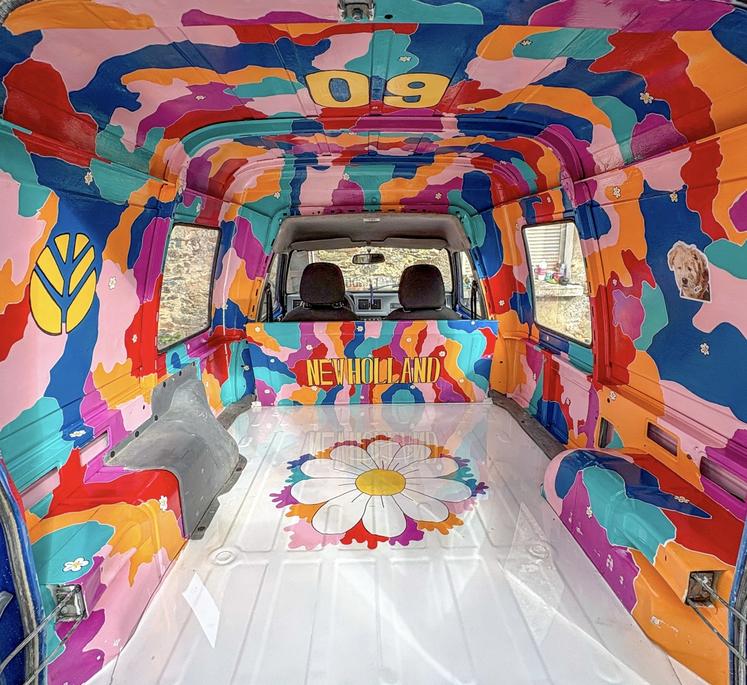L'intérieur très coloré du C15 est aussi soigné que l'extérieur. La décoration psychédélique est inspirée par celle du tracteur unique aux couleurs des "Swinging sixties", fabriqué en 2024 pour les 60 ans de New Holland. 
