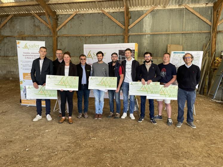 Adrien Seguin, Ophélie Normand, Clément Tharreau, Jérémy Billard, Cyrille et Simon Berthet ont reçu leur chèque Safir*, dispositif qui prévoit la prise en charge d'une partie des frais notariés payés par les jeunes ayant acheté, par l'intermédiaire de la Safer, une propriété agricole dans le cadre de leur installation aidée.