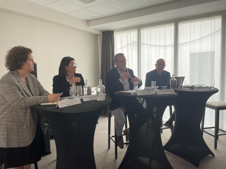 Stéphanie Favrou (DRFIP), Annick Baille (DRAAF), Alain Denieulle et Rémy Silve, lors de l'assemblée générale mercredi  10 juin à Beaucouzé.