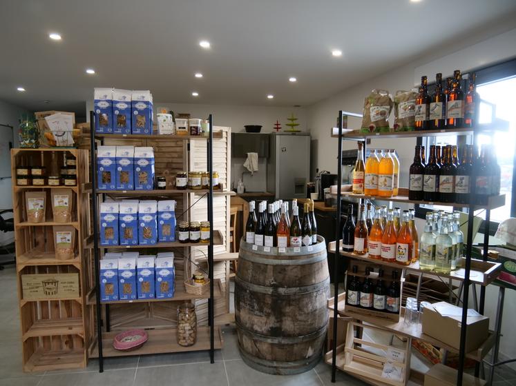 Un magasin à la ferme, avec une large gamme de produits locaux (asperges, porc, miel, bière, pâtes et bien sûr huiles...) est ouvert au public le vendredi soir (en juillet août, il ouvre à la demande, sur rendez-vous). 