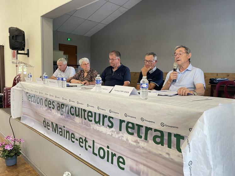 La section est présidée par Philippe Leblanc, réélu pour un nouveau mandat. De gauche à droite : Henri Piron, vice-président ; Thérèse Delanoë, secrétaire ; Philippe Leblanc, président ; Luc Joncheray, vice-président ; Christian Corvaisier, trésorier. 