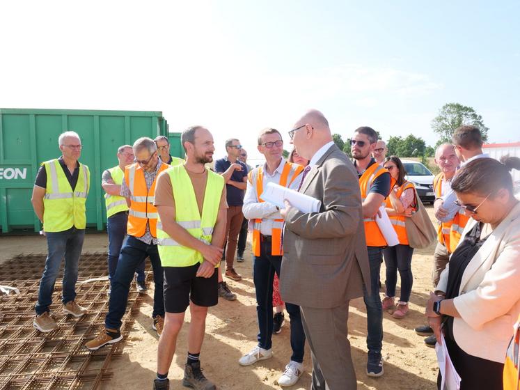 Paul Merlet, associé du Gaec de l'Envol et président d'Erdre Biogaz, a reçu le préfet François Pesneau sur le site du futur méthaniseur. 