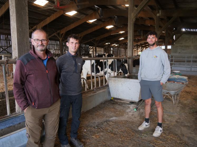 Les éleveurs Pierre-Yves et Baptiste Jamin et leur salarié, Mathieu. Ils ouvraient les portes de leur exploitation le 4 juin, dans le cadre d'une journée de formation Velbio organisée par la Chambre d'agriculture.