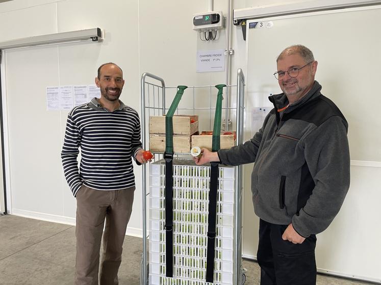 Antoine Rondeau, conseiller territorial alimentation à la Chambre d'agriculture Pays de la Loire et Christophe Daudin, directeur de la plateforme. En haut à droite, l'équipe de la plateforme et en bas, une vue sur les chambres froides. 